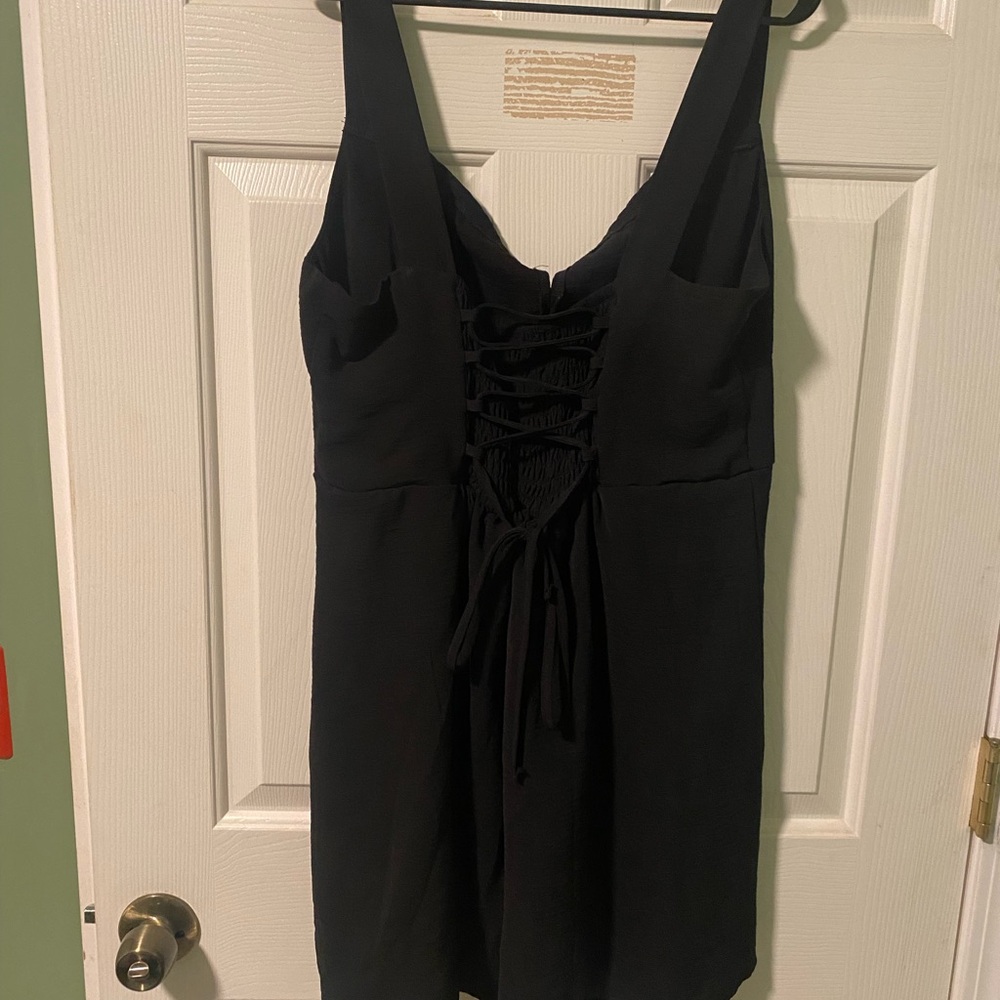 Elegant Black Sleeveless Dress - Picture 3 of 4